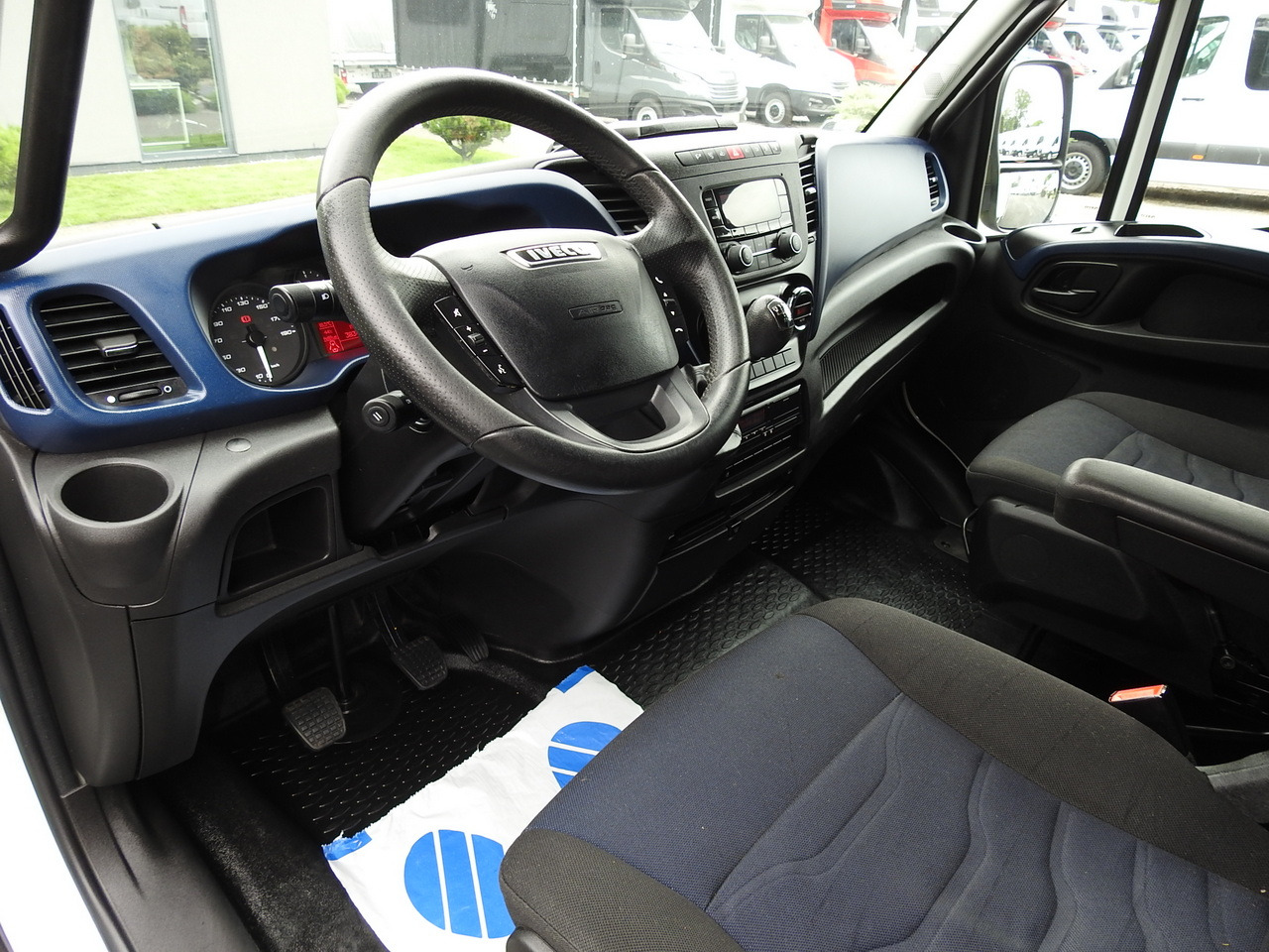 IVECO DAILY 70C18 TARPAULIN LIFT 12 PALLETS WEBASTO CRUISE CONTROL TWIN WHEELS AIR CONDITIONING 180HP - Truk dengan terpal samping: gambar 2 IVECO DAILY 70C18 TARPAULIN LIFT 12 PALLETS WEBASTO CRUISE CONTROL TWIN WHEELS AIR CONDITIONING 180HP - Truk dengan terpal samping: gambar 2