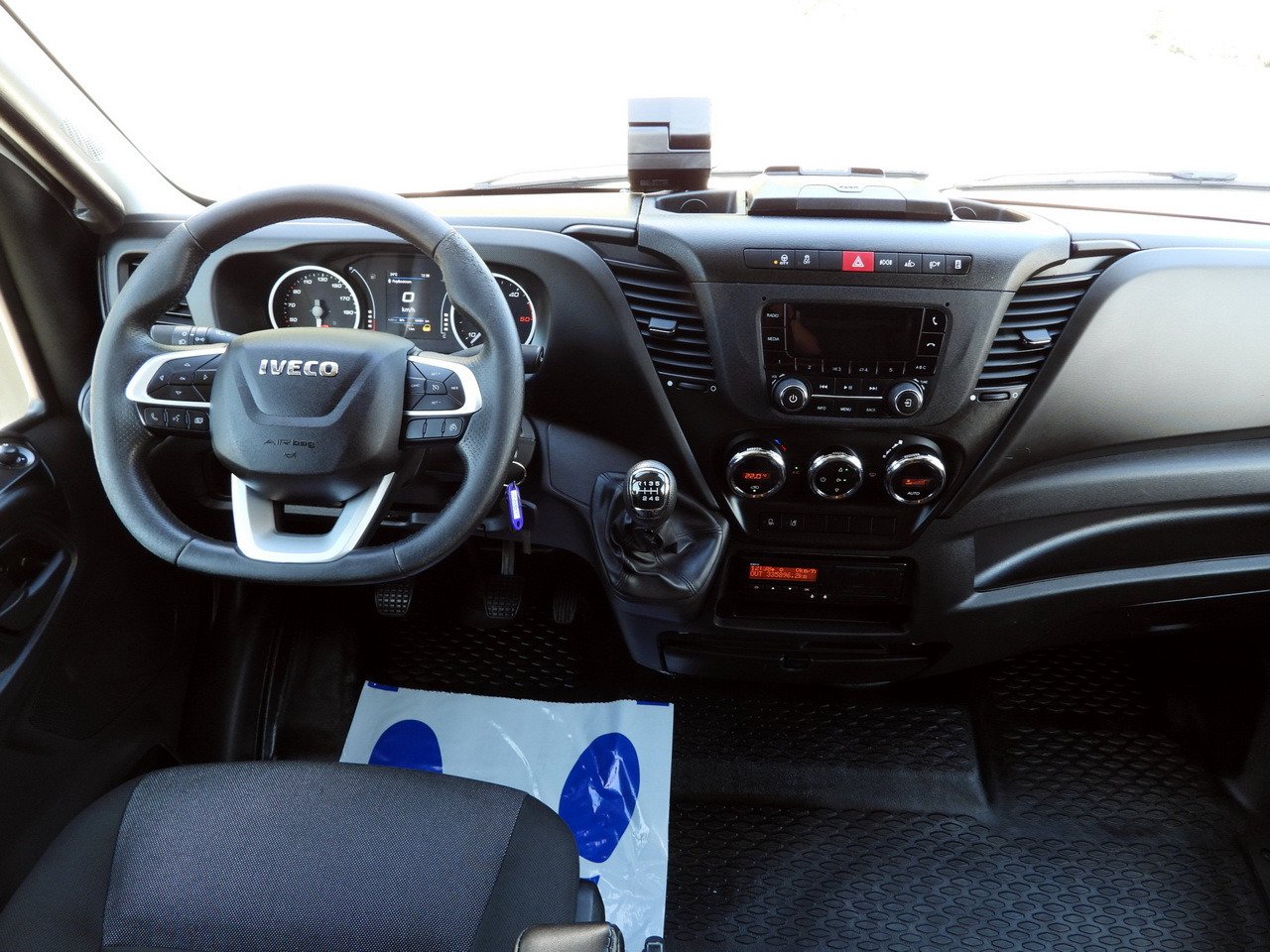 IVECO DAILY 70C18 TARPAULIN LIFT 14 PALLETS WEBASTO CRUISE CONTROL LED LIGHTS TWIN WHEELS AIR CONDITIONING 180HP - Van dengan terpal samping: gambar 2 IVECO DAILY 70C18 TARPAULIN LIFT 14 PALLETS WEBASTO CRUISE CONTROL LED LIGHTS TWIN WHEELS AIR CONDITIONING 180HP - Van dengan terpal samping: gambar 2