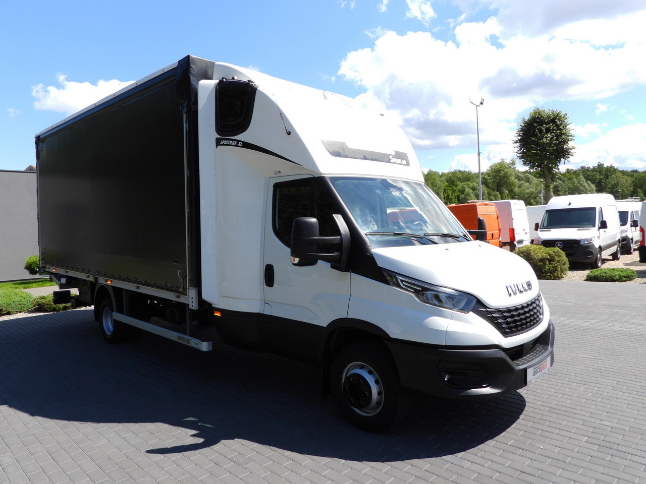 IVECO DAILY 70C18 TARPAULIN LIFT 14 PALLETS WEBASTO CRUISE CONTROL LED LIGHTS TWIN WHEELS AIR CONDITIONING 180HP - Van dengan terpal samping: gambar 4 IVECO DAILY 70C18 TARPAULIN LIFT 14 PALLETS WEBASTO CRUISE CONTROL LED LIGHTS TWIN WHEELS AIR CONDITIONING 180HP - Van dengan terpal samping: gambar 4