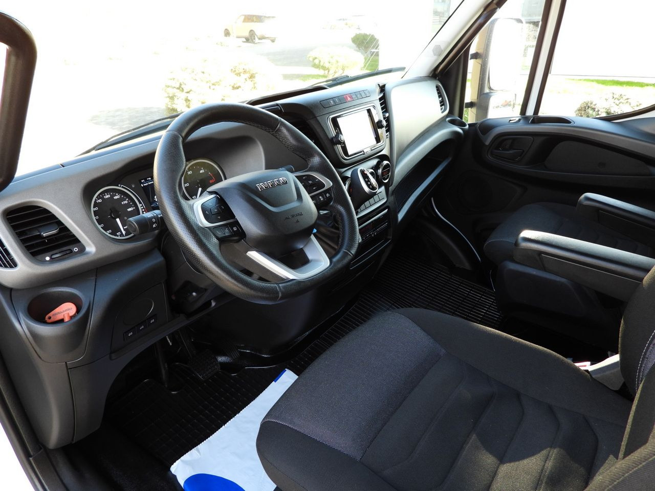 IVECO DAILY 70C18 TARPAULIN LIFT 16 PALLETS WEBASTO CRUISE CONTROL NAVIGATION LED LIGHTS PNEUMATICS AUTOMATIC TRANSMISSION HI-MATIC TWIN WHEELS AIR CONDITIONING 180HP - Truk dengan terpal samping: gambar 2 IVECO DAILY 70C18 TARPAULIN LIFT 16 PALLETS WEBASTO CRUISE CONTROL NAVIGATION LED LIGHTS PNEUMATICS AUTOMATIC TRANSMISSION HI-MATIC TWIN WHEELS AIR CONDITIONING 180HP - Truk dengan terpal samping: gambar 2
