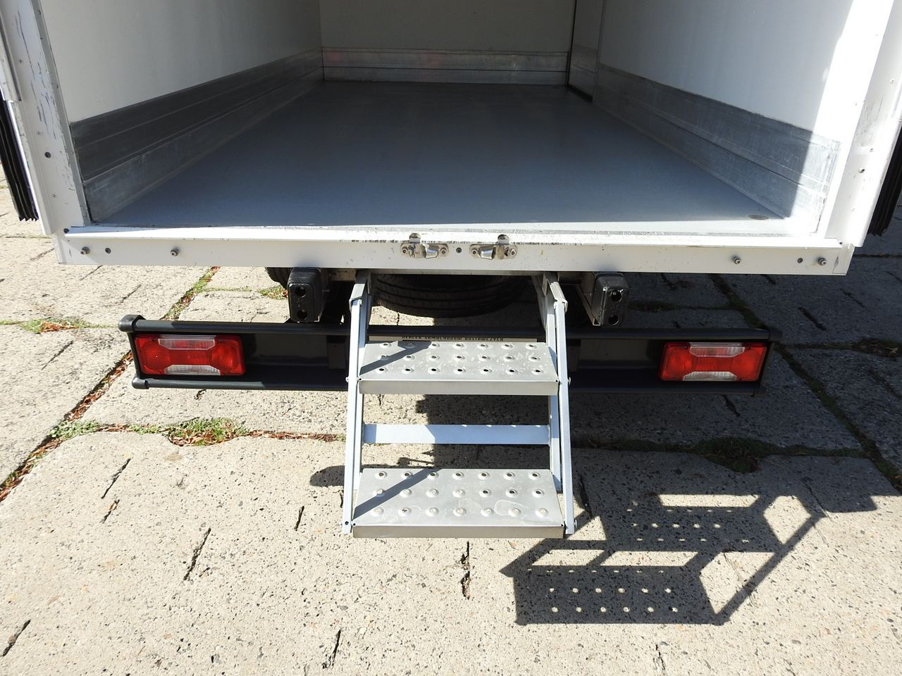 Van berpendingin IVECO DAILY: gambar 28