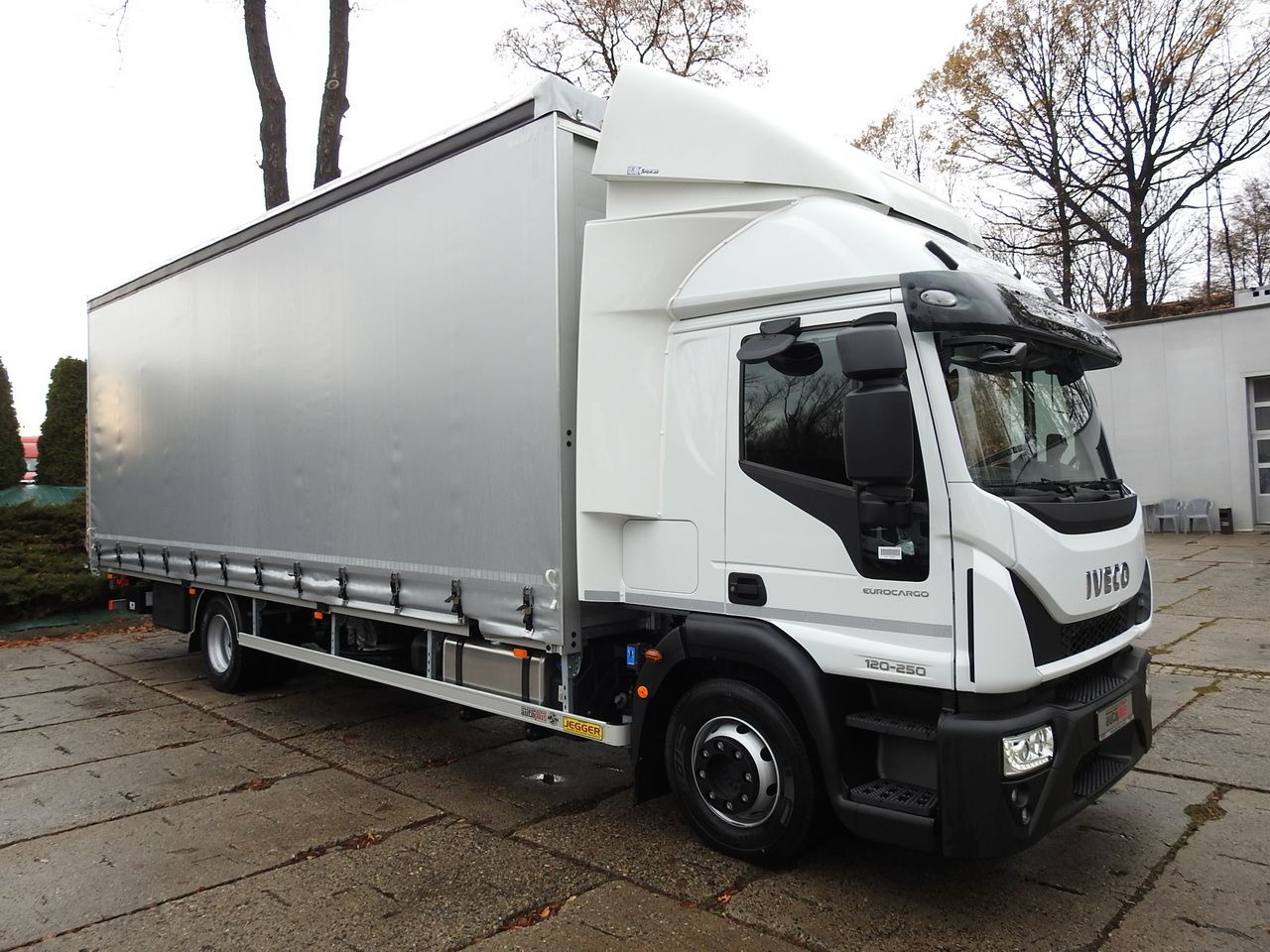 IVECO EUROCARGO 120-250 NEW TARPAULIN LIFT 18 PALLETS WEBASTO CRUISE CONTROL AIR CONDITIONING LED LIGHTS PNEUMATICS AUTOMATIC TRANSMISSION HI-MATIC 250HP - Van dengan terpal samping: gambar 4 IVECO EUROCARGO 120-250 NEW TARPAULIN LIFT 18 PALLETS WEBASTO CRUISE CONTROL AIR CONDITIONING LED LIGHTS PNEUMATICS AUTOMATIC TRANSMISSION HI-MATIC 250HP - Van dengan terpal samping: gambar 4