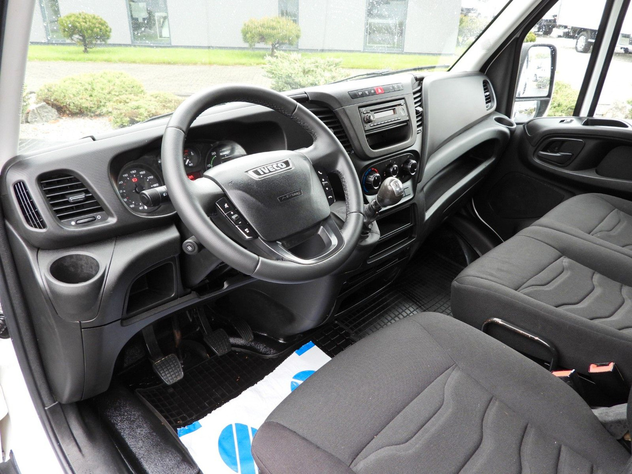 Iveco DAILY 35C13 KIPPER DOPPELKABINE DOKA 7 SITZE A/C - Van jungkit, Van kombi: gambar 2 Iveco DAILY 35C13 KIPPER DOPPELKABINE DOKA 7 SITZE A/C - Van jungkit, Van kombi: gambar 2