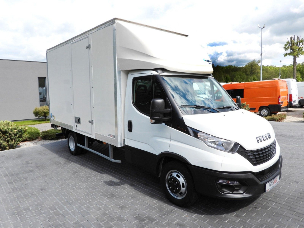 Iveco DAILY 35C16 KOFFER AUFZUG 8 PALETTEN TEMPOMAT Iveco DAILY 35C16 KOFFER AUFZUG 8 PALETTEN TEMPOMAT - Van box: gambar 4 Iveco DAILY 35C16 KOFFER AUFZUG 8 PALETTEN TEMPOMAT Iveco DAILY 35C16 KOFFER AUFZUG 8 PALETTEN TEMPOMAT - Van box: gambar 4
