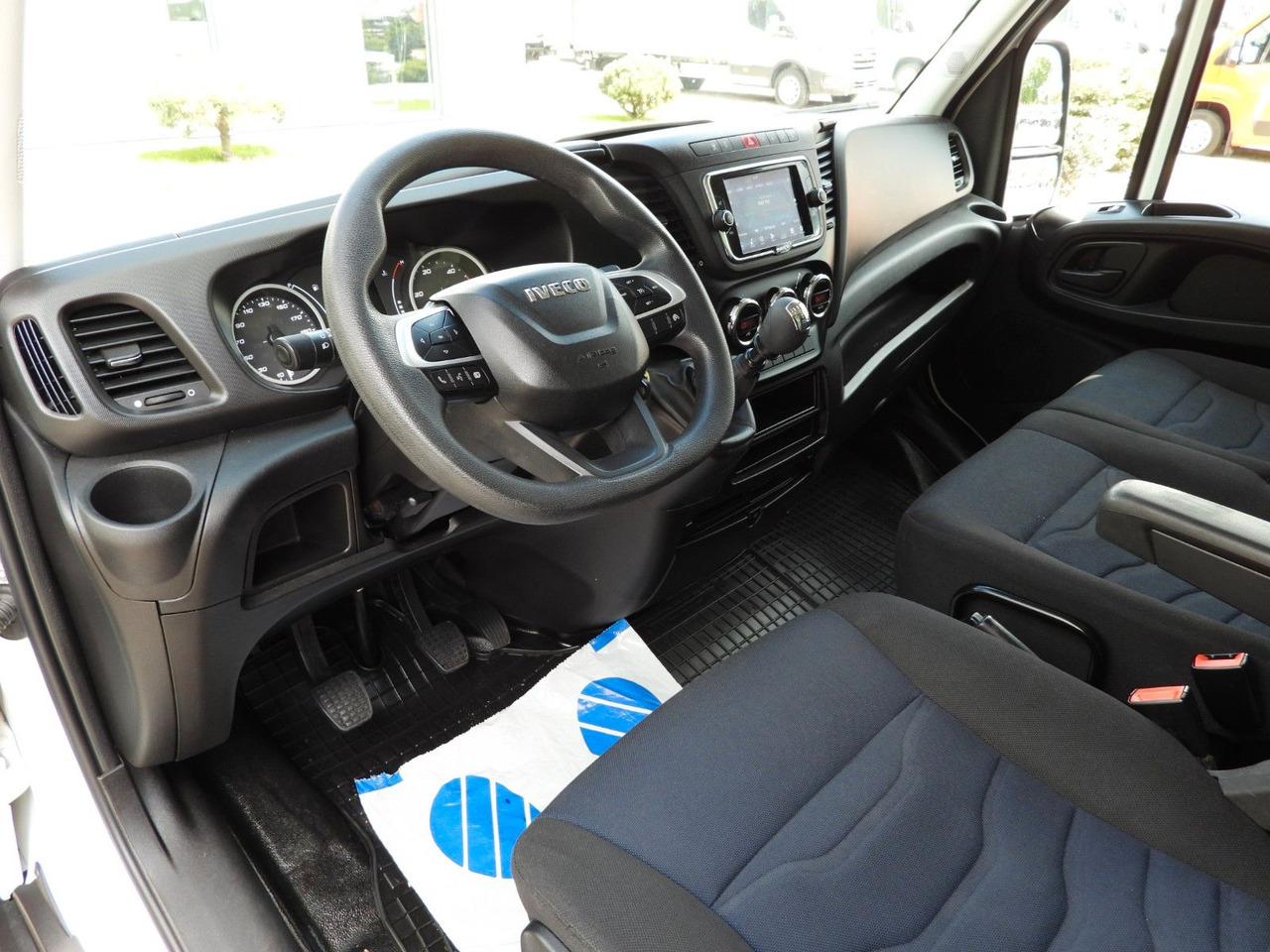 Iveco DAILY 35C16 KOFFER AUFZUG 8 PALETTEN TEMPOMAT Iveco DAILY 35C16 KOFFER AUFZUG 8 PALETTEN TEMPOMAT - Van box: gambar 2 Iveco DAILY 35C16 KOFFER AUFZUG 8 PALETTEN TEMPOMAT Iveco DAILY 35C16 KOFFER AUFZUG 8 PALETTEN TEMPOMAT - Van box: gambar 2