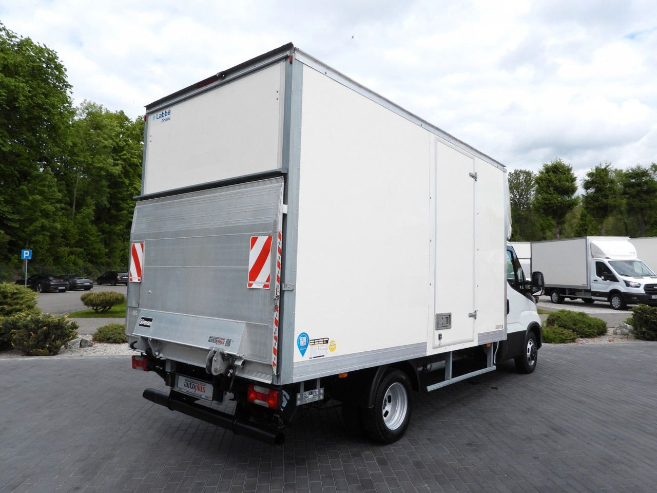 Iveco DAILY 35C16 KOFFER AUFZUG 8 PALETTEN TEMPOMAT Iveco DAILY 35C16 KOFFER AUFZUG 8 PALETTEN TEMPOMAT - Van box: gambar 3 Iveco DAILY 35C16 KOFFER AUFZUG 8 PALETTEN TEMPOMAT Iveco DAILY 35C16 KOFFER AUFZUG 8 PALETTEN TEMPOMAT - Van box: gambar 3