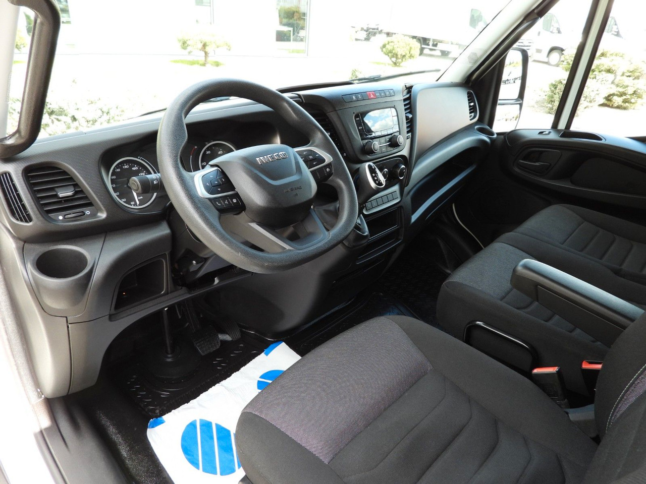 Iveco DAILY 35C16 KOFFER AUFZUG 8 PALETTEN TEMPOMAT - Van box: gambar 2 Iveco DAILY 35C16 KOFFER AUFZUG 8 PALETTEN TEMPOMAT - Van box: gambar 2