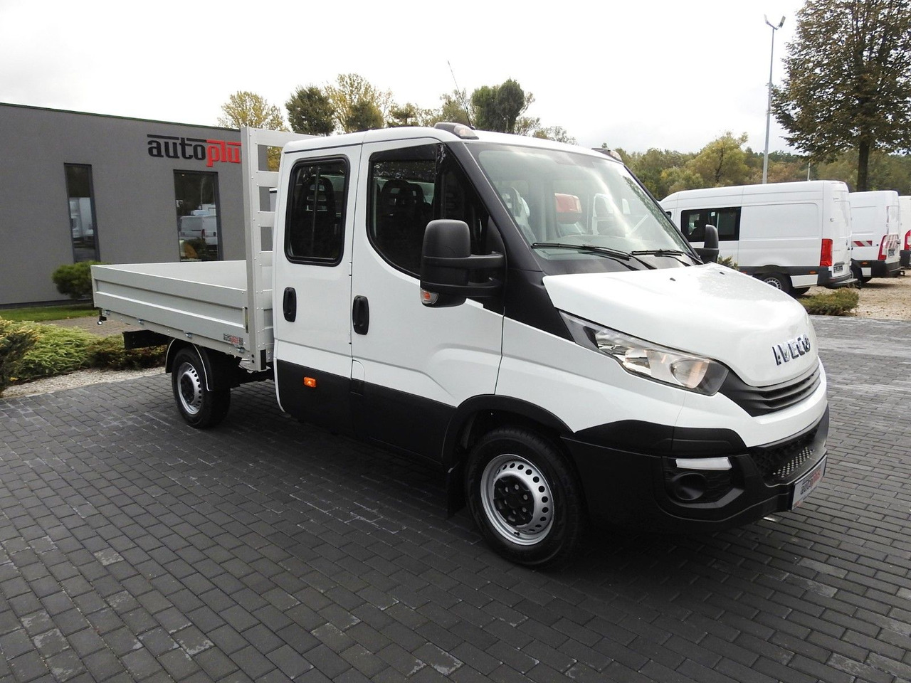 Iveco DAILY 35S15 PRITSCHE DOPPELKABINE DOKA 7 SITZE - Van flatbed, Van kombi: gambar 4 Iveco DAILY 35S15 PRITSCHE DOPPELKABINE DOKA 7 SITZE - Van flatbed, Van kombi: gambar 4