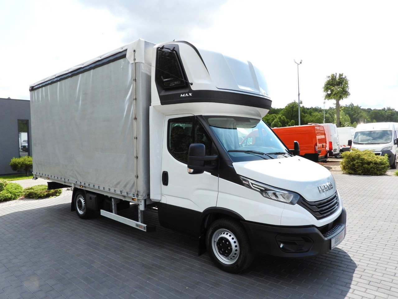 Iveco DAILY 35S18 PRITSCHE PLANE 10 PALETTEN TEMPOMAT - Van dengan terpal samping: gambar 4 Iveco DAILY 35S18 PRITSCHE PLANE 10 PALETTEN TEMPOMAT - Van dengan terpal samping: gambar 4
