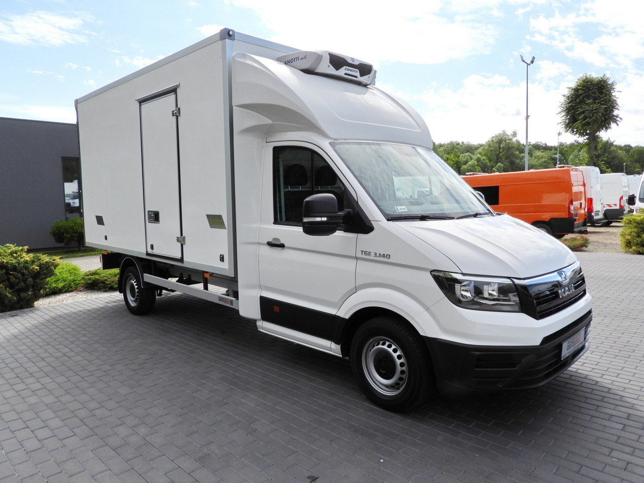 MAN TGE 3.140 REGRIGERATOR BOX -1*C 8 PALLETS HEATING FUNCTION CRUISE CONTROL PNEUMATICS AIR CONDITIONING 140HP - Van berpendingin: gambar 4 MAN TGE 3.140 REGRIGERATOR BOX -1*C 8 PALLETS HEATING FUNCTION CRUISE CONTROL PNEUMATICS AIR CONDITIONING 140HP - Van berpendingin: gambar 4