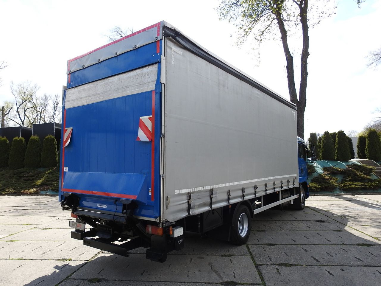 MAN TGM 15.290 TARPAULIN LIFT 18 PALLETS CRUISE CONTROL TWIN WHEELS AIR CONDITIONING 290HP - Truk dengan terpal samping: gambar 3 MAN TGM 15.290 TARPAULIN LIFT 18 PALLETS CRUISE CONTROL TWIN WHEELS AIR CONDITIONING 290HP - Truk dengan terpal samping: gambar 3