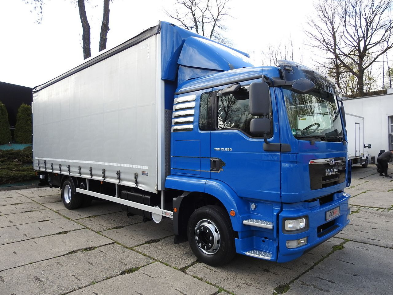 MAN TGM 15.290 TARPAULIN LIFT 18 PALLETS CRUISE CONTROL TWIN WHEELS AIR CONDITIONING 290HP - Van dengan terpal samping: gambar 4 MAN TGM 15.290 TARPAULIN LIFT 18 PALLETS CRUISE CONTROL TWIN WHEELS AIR CONDITIONING 290HP - Van dengan terpal samping: gambar 4
