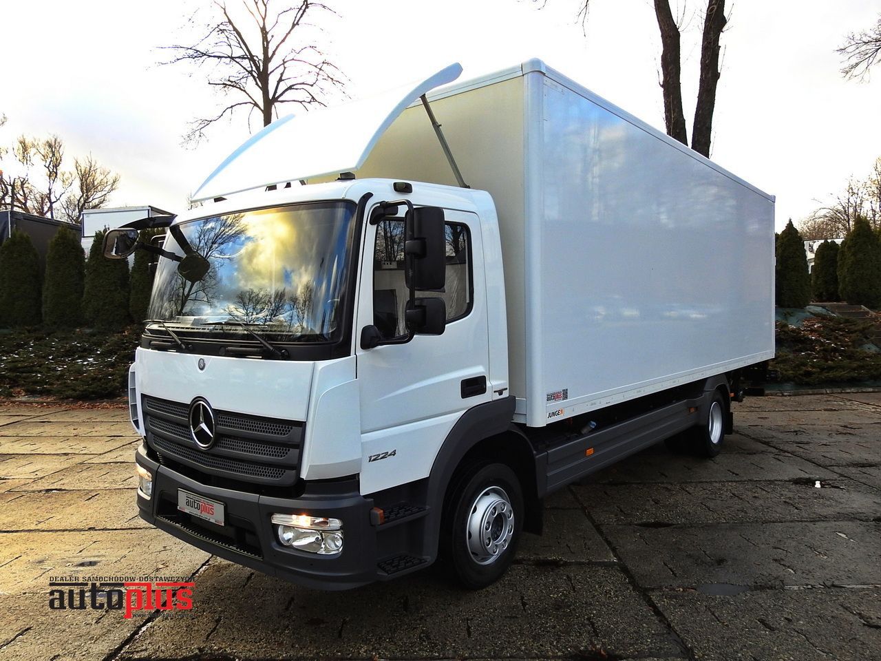 MERCEDES ATEGO 12.24 BOX LIFT 18 PALLETS CRUISE CONTROL AUTOMATIC TRANSMISSION TWIN WHEELS AIR CONDITIONING 240HP - Truk box: gambar 1 MERCEDES ATEGO 12.24 BOX LIFT 18 PALLETS CRUISE CONTROL AUTOMATIC TRANSMISSION TWIN WHEELS AIR CONDITIONING 240HP - Truk box: gambar 1