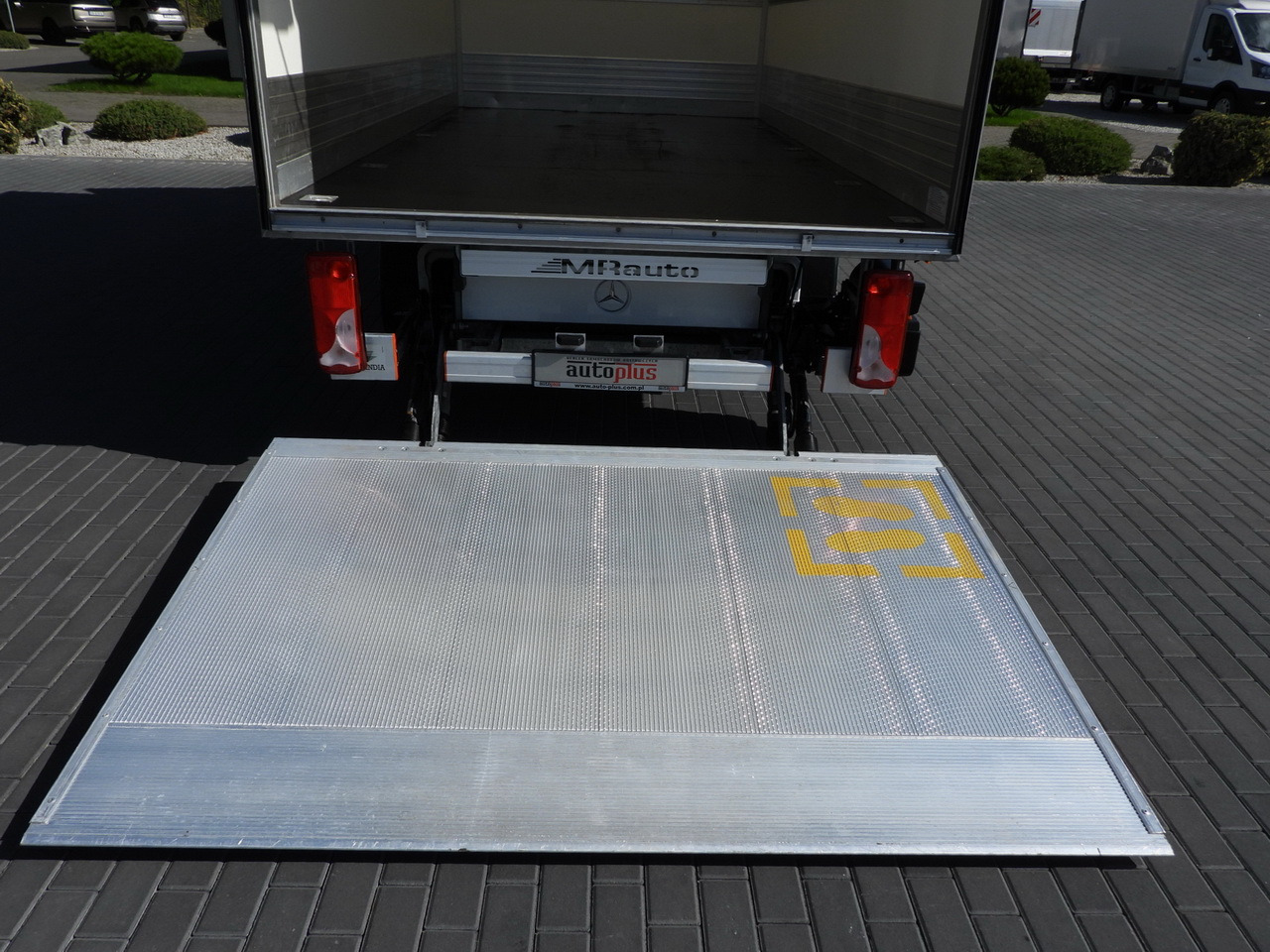 Van box MERCEDES SPRINTER 315 BOX LIFT 8 PALLETS AIR CONDITIONING  150HP: gambar 20