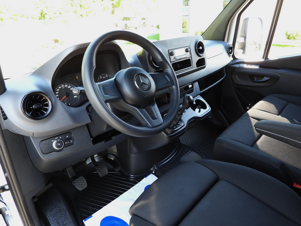 MERCEDES SPRINTER 315 BOX LIFT 8 PALLETS AIR CONDITIONING 150HP - Van box: gambar 2 MERCEDES SPRINTER 315 BOX LIFT 8 PALLETS AIR CONDITIONING 150HP - Van box: gambar 2