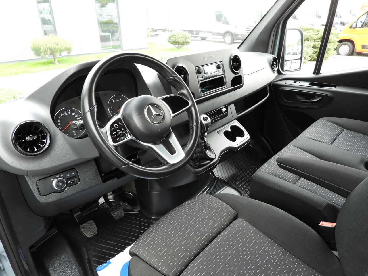 MERCEDES SPRINTER 315 STAKE BODY 8 PALLETS CRUISE CONTROL AIR CONDITIONING 150HP - Van flatbed: gambar 2 MERCEDES SPRINTER 315 STAKE BODY 8 PALLETS CRUISE CONTROL AIR CONDITIONING 150HP - Van flatbed: gambar 2