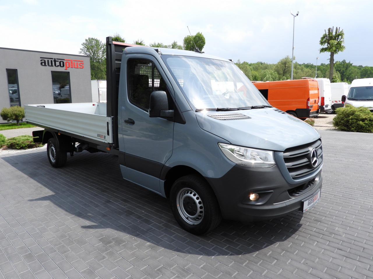 MERCEDES SPRINTER 315 STAKE BODY 8 PALLETS CRUISE CONTROL AIR CONDITIONING 150HP - Van flatbed: gambar 4 MERCEDES SPRINTER 315 STAKE BODY 8 PALLETS CRUISE CONTROL AIR CONDITIONING 150HP - Van flatbed: gambar 4
