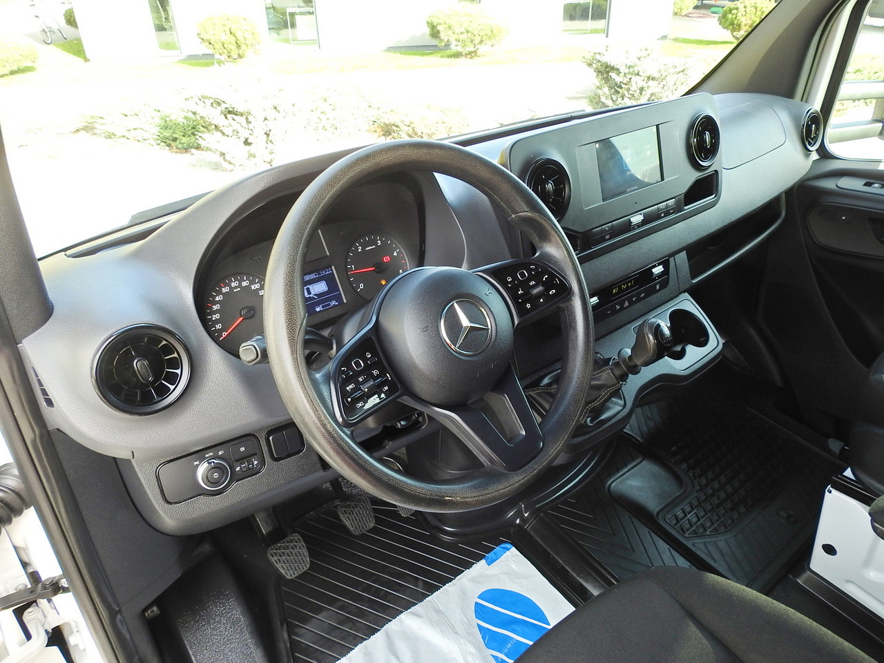 MERCEDES SPRINTER 516 STAKE BODY DOUBLE CABIN DOKA 6 SEATS CRUISE CONTROL AIR CONDITIONING TWIN WHEELS 160HP - Van kombi: gambar 2 MERCEDES SPRINTER 516 STAKE BODY DOUBLE CABIN DOKA 6 SEATS CRUISE CONTROL AIR CONDITIONING TWIN WHEELS 160HP - Van kombi: gambar 2