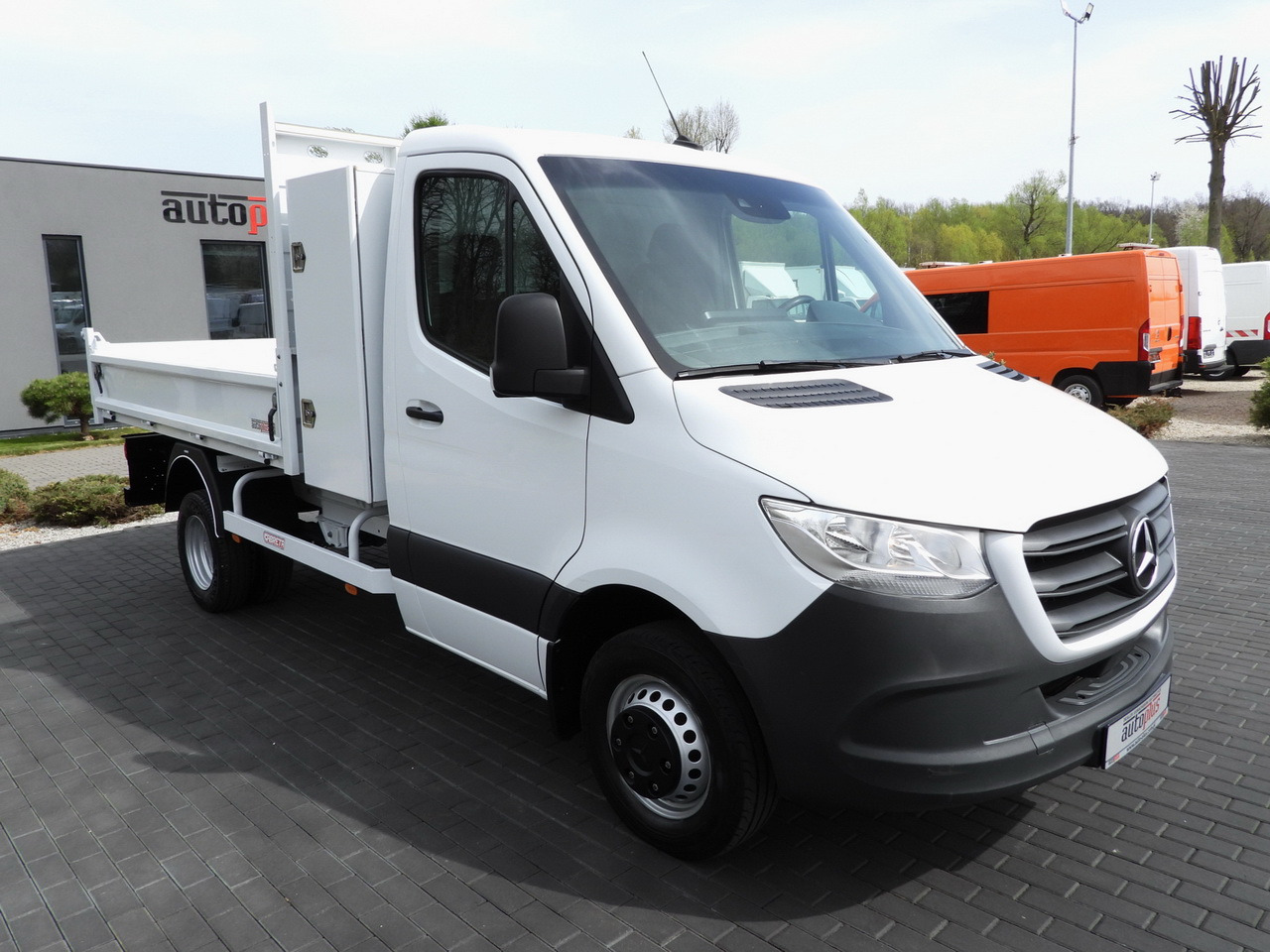 MERCEDES SPRINTER 516 TIPPER CRUISE CONTROL TWIN WHEELS AIR CONDITIONING 160HP - Van jungkit: gambar 4 MERCEDES SPRINTER 516 TIPPER CRUISE CONTROL TWIN WHEELS AIR CONDITIONING 160HP - Van jungkit: gambar 4