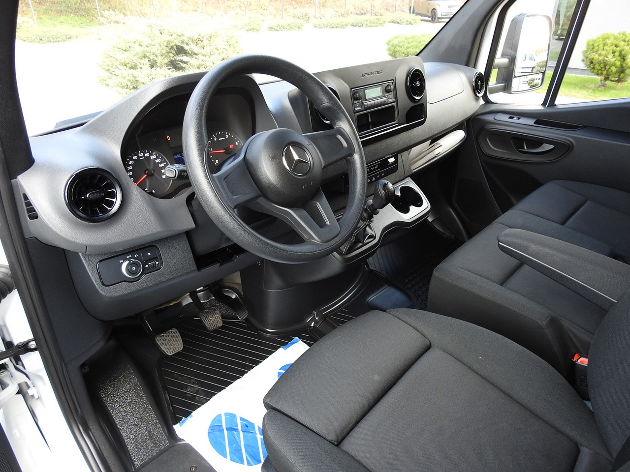 MERCEDES SPRINTER BOX LIFT 8 PALLETS AIR CONDITIONING  150HP - Van berpendingin: gambar 2 MERCEDES SPRINTER BOX LIFT 8 PALLETS AIR CONDITIONING  150HP - Van berpendingin: gambar 2