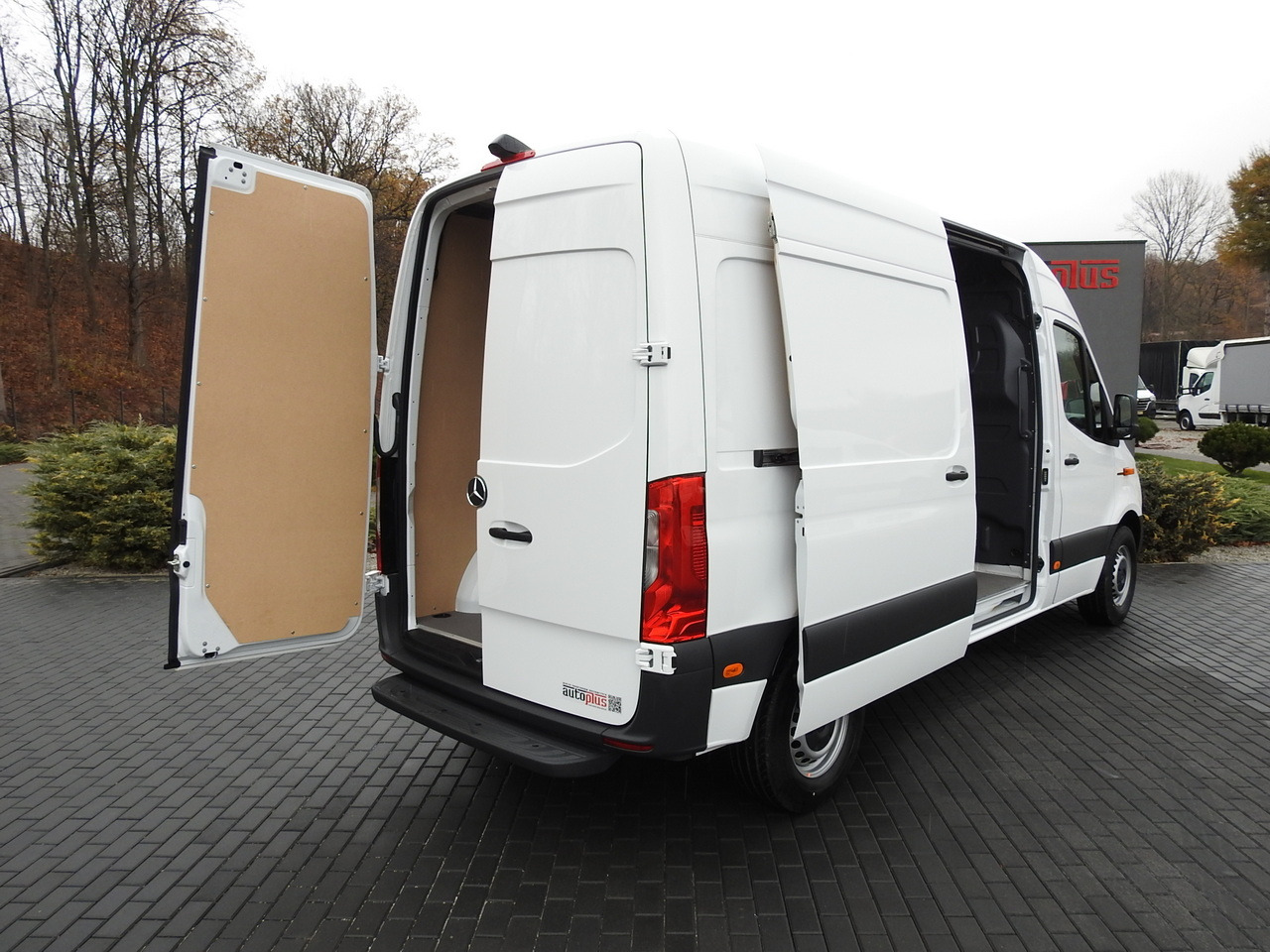 MERCEDES eSprinter NEW ELECTRIC VAN AUTOMATIC TRANSMISSION GUARANTEE 95HP - Van panel, Van listrik: gambar 3 MERCEDES eSprinter NEW ELECTRIC VAN AUTOMATIC TRANSMISSION GUARANTEE 95HP - Van panel, Van listrik: gambar 3