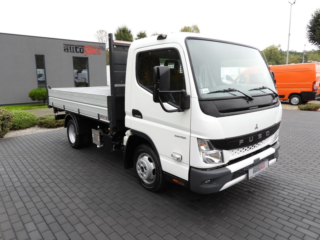 MITSUBISHI CANTER FUSO 3C15 THREE-WAY TIPPER 3 SEATS LED LIGHTS TWIN WHEELS 150HP - Van jungkit: gambar 4 MITSUBISHI CANTER FUSO 3C15 THREE-WAY TIPPER 3 SEATS LED LIGHTS TWIN WHEELS 150HP - Van jungkit: gambar 4