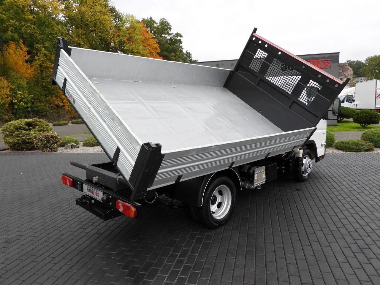 MITSUBISHI CANTER FUSO 3C15 THREE-WAY TIPPER 3 SEATS LED LIGHTS TWIN WHEELS 150HP - Van jungkit: gambar 3 MITSUBISHI CANTER FUSO 3C15 THREE-WAY TIPPER 3 SEATS LED LIGHTS TWIN WHEELS 150HP - Van jungkit: gambar 3
