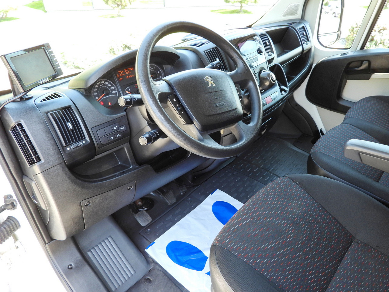 PEUGEOT BOXER BOX LIFT 8 PALLETS CRUISE CONTROL AIR CONDITIONING 130HP - Van box: gambar 2 PEUGEOT BOXER BOX LIFT 8 PALLETS CRUISE CONTROL AIR CONDITIONING 130HP - Van box: gambar 2