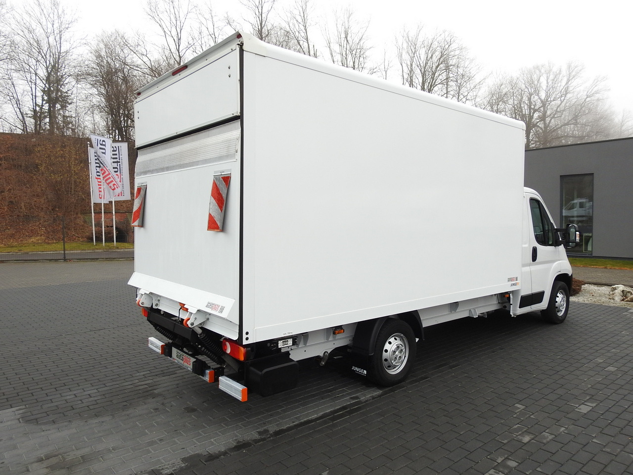 PEUGEOT BOXER BOX LIFT 8 PALLETS CRUISE CONTROL AIR CONDITIONING 140HP - Van box: gambar 3 PEUGEOT BOXER BOX LIFT 8 PALLETS CRUISE CONTROL AIR CONDITIONING 140HP - Van box: gambar 3