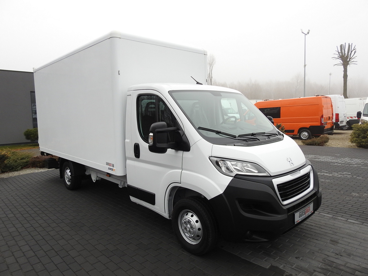 PEUGEOT BOXER BOX LIFT 8 PALLETS CRUISE CONTROL AIR CONDITIONING 140HP - Van box: gambar 4 PEUGEOT BOXER BOX LIFT 8 PALLETS CRUISE CONTROL AIR CONDITIONING 140HP - Van box: gambar 4