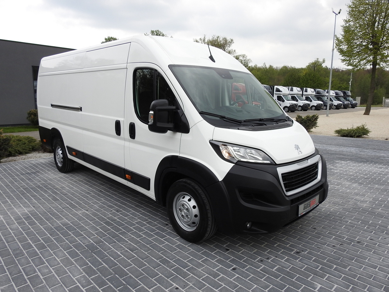 PEUGEOT BOXER REFRIGERATOR VAN 0*C CRUISE CONTROL NAVIGATION AIR CONDITIONING 135HP - Van berpendingin: gambar 4 PEUGEOT BOXER REFRIGERATOR VAN 0*C CRUISE CONTROL NAVIGATION AIR CONDITIONING 135HP - Van berpendingin: gambar 4