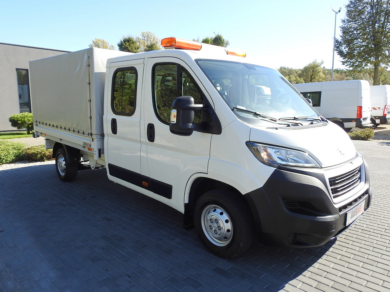 PEUGEOT BOXER STAKE BODY DOUBLE CABIN DOKA 7 SEATS AIR CONDITIONING 140HP - Van kombi: gambar 4 PEUGEOT BOXER STAKE BODY DOUBLE CABIN DOKA 7 SEATS AIR CONDITIONING 140HP - Van kombi: gambar 4