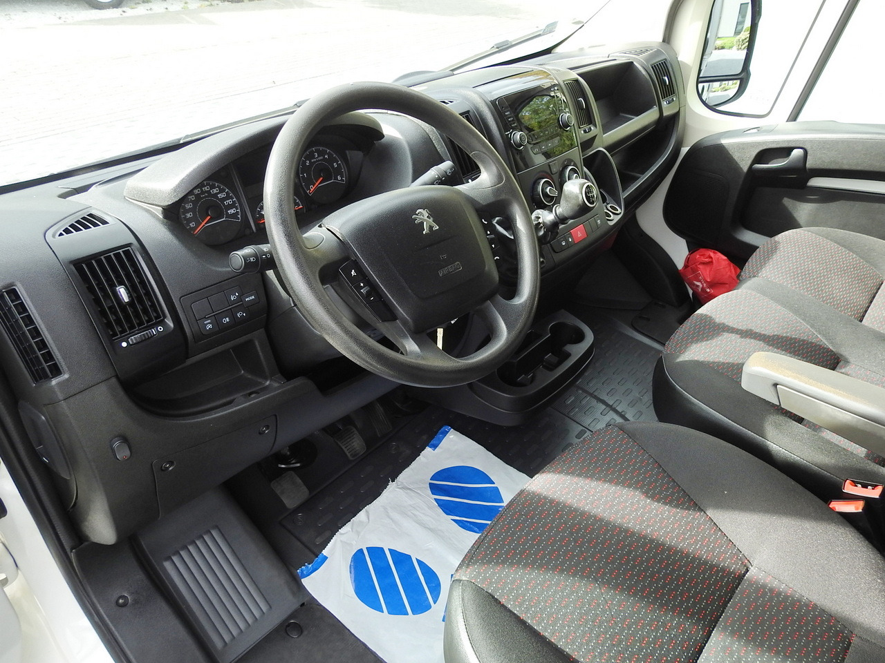 PEUGEOT BOXER STAKE BODY DOUBLE CABIN DOKA 7 SEATS AIR CONDITIONING 140HP - Van flatbed: gambar 2 PEUGEOT BOXER STAKE BODY DOUBLE CABIN DOKA 7 SEATS AIR CONDITIONING 140HP - Van flatbed: gambar 2