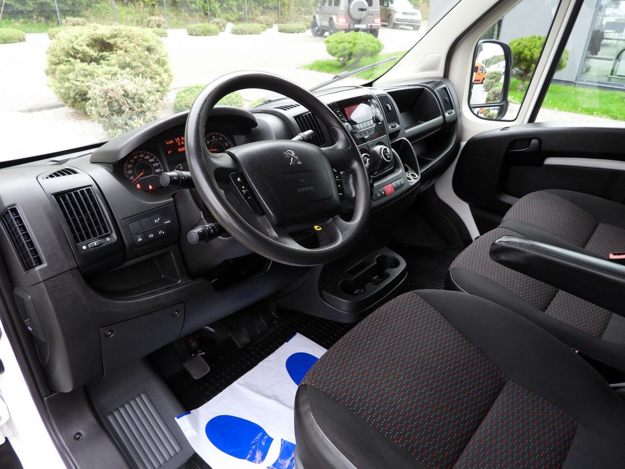 PEUGEOT BOXER STAKE BODY DOUBLE CABIN DOKA 7 SEATS CRUISE CONTROL AIR CONDITIONING 140HP - Van kombi: gambar 2 PEUGEOT BOXER STAKE BODY DOUBLE CABIN DOKA 7 SEATS CRUISE CONTROL AIR CONDITIONING 140HP - Van kombi: gambar 2