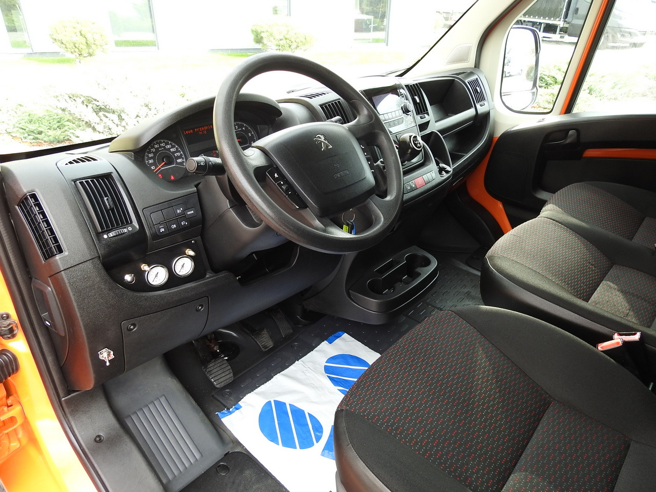 PEUGEOT BOXER STAKE BODY TARPAULIN DOUBLE CABIN DOKA 7 SEATS AIR CONDITIONING PNEUMATICS 140HP - Van kombi: gambar 2 PEUGEOT BOXER STAKE BODY TARPAULIN DOUBLE CABIN DOKA 7 SEATS AIR CONDITIONING PNEUMATICS 140HP - Van kombi: gambar 2