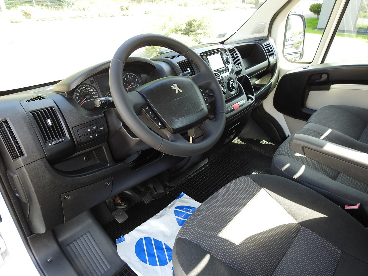 PEUGEOT BOXER THREE-WAY TIPPER AIR CONDITIONING 130HP - Truk jungkit: gambar 2 PEUGEOT BOXER THREE-WAY TIPPER AIR CONDITIONING 130HP - Truk jungkit: gambar 2