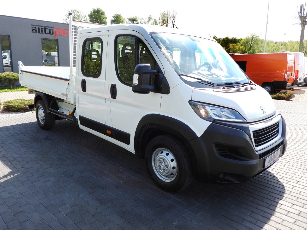 PEUGEOT BOXER TIPPER DOUBLE CABIN DOKA 7 SEATS CRUISE CONTROL AIR CONDITIONING 140HP - Van jungkit: gambar 4 PEUGEOT BOXER TIPPER DOUBLE CABIN DOKA 7 SEATS CRUISE CONTROL AIR CONDITIONING 140HP - Van jungkit: gambar 4