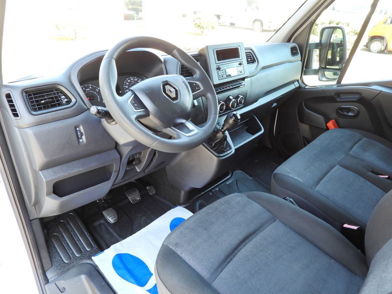 RENAULT MASTER BOX LIFT 8 PALLETS CRUISE CONTROL LED LIGHTS AIR CONDITIONING 145HP - Van box: gambar 2 RENAULT MASTER BOX LIFT 8 PALLETS CRUISE CONTROL LED LIGHTS AIR CONDITIONING 145HP - Van box: gambar 2