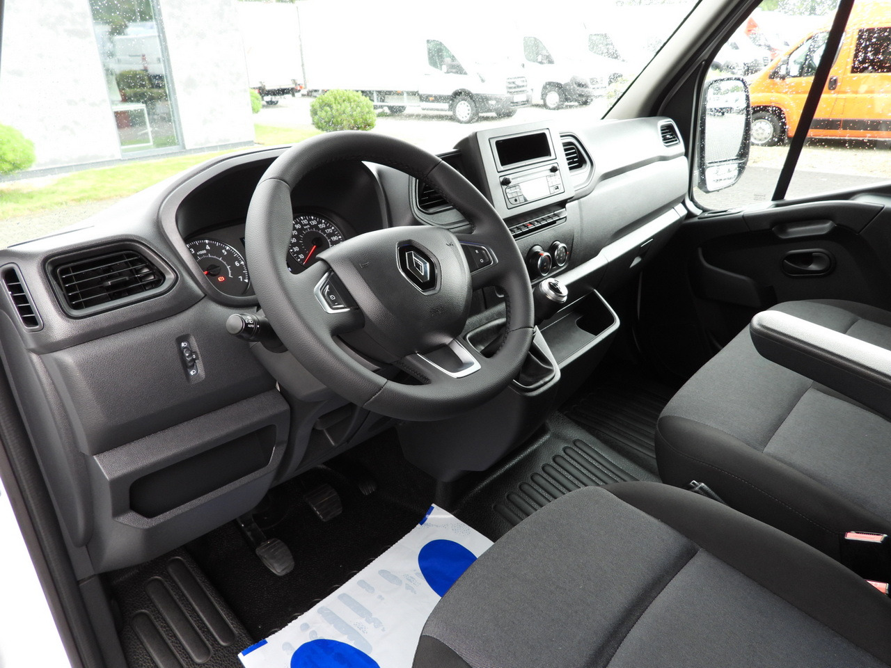 RENAULT MASTER BOX LIFT 8 PALLETS CRUISE CONTROL LED LIGHTS AIR CONDITIONING 145HP - Van box: gambar 2 RENAULT MASTER BOX LIFT 8 PALLETS CRUISE CONTROL LED LIGHTS AIR CONDITIONING 145HP - Van box: gambar 2