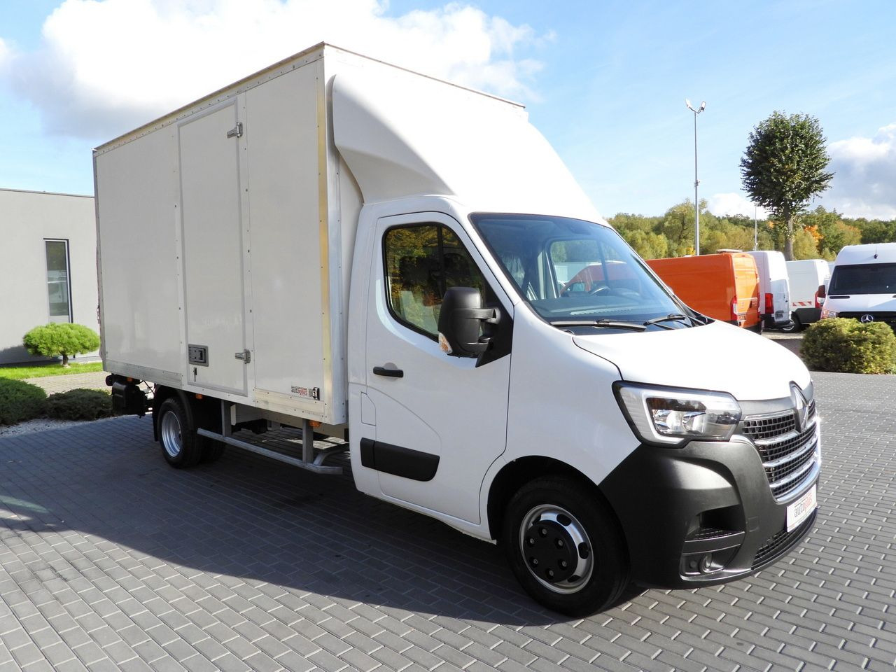 RENAULT MASTER BOX LIFT 8 PALLETS CRUISE CONTROL LED LIGHTS TWIN WHEELS AIR CONDITIONING 145HP - Van box: gambar 4 RENAULT MASTER BOX LIFT 8 PALLETS CRUISE CONTROL LED LIGHTS TWIN WHEELS AIR CONDITIONING 145HP - Van box: gambar 4