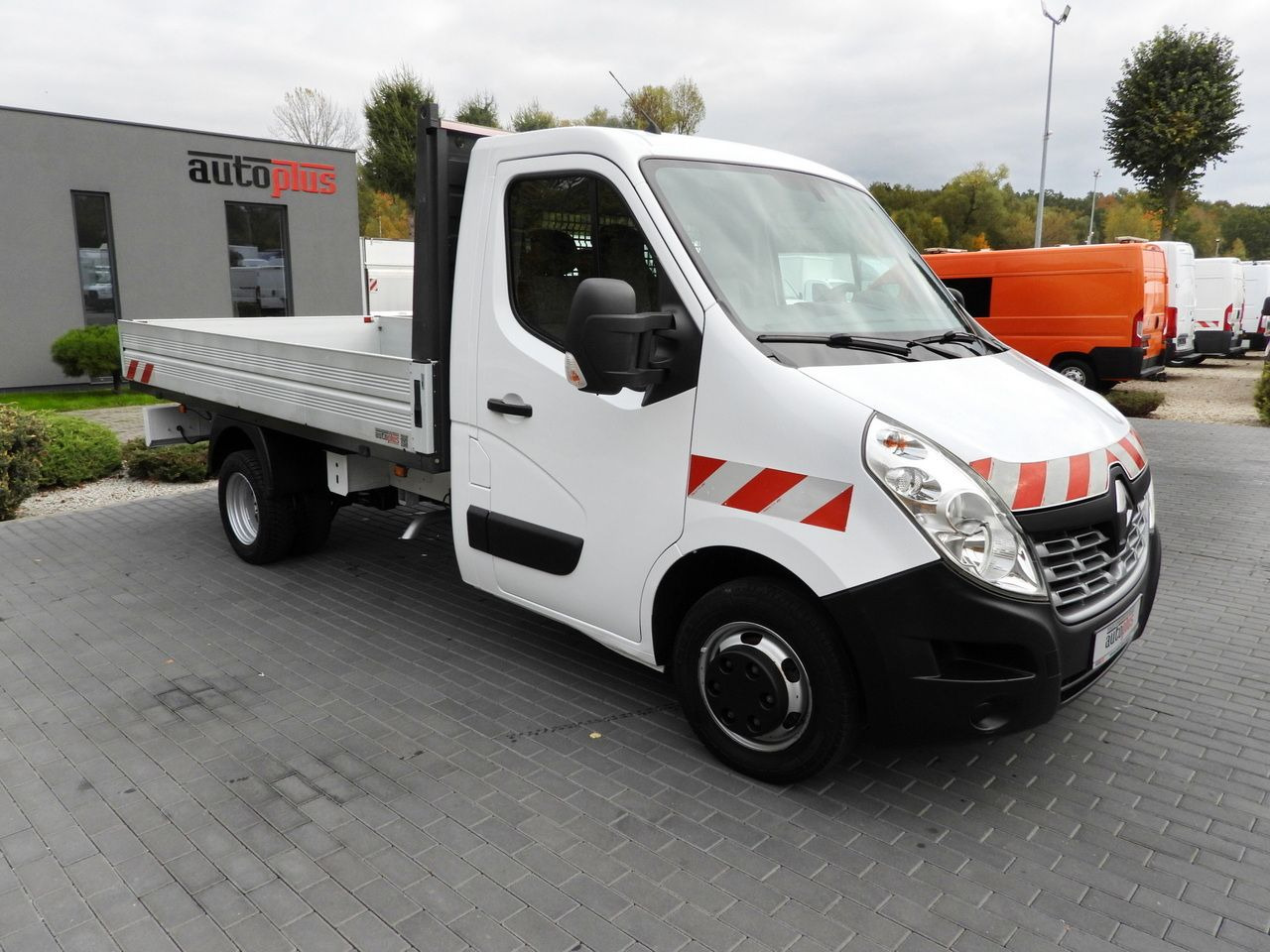 RENAULT MASTER STAKE BODY CRUISE CONTROL NAVIGATION TWIN WHEELS AIR CONDITIONING 130HP - Van flatbed: gambar 4 RENAULT MASTER STAKE BODY CRUISE CONTROL NAVIGATION TWIN WHEELS AIR CONDITIONING 130HP - Van flatbed: gambar 4
