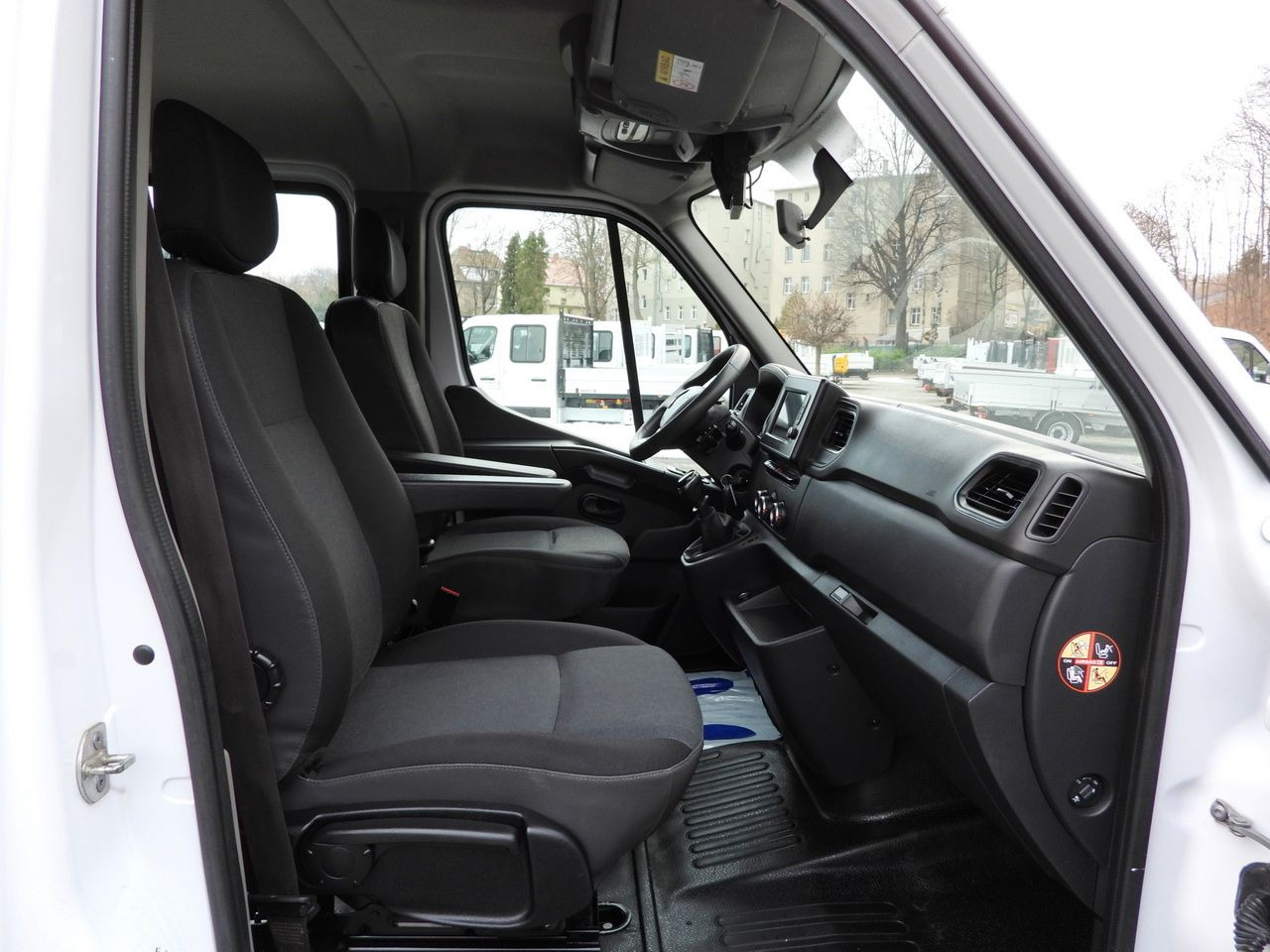 Van kombi RENAULT MASTER STAKE BODY DOUBLE CABIN DOKA 6 SEATS CRUISE CONTROL NAVIGATION LED LIGHTS AIR CONDITIONING 150HP: gambar 31 Van kombi RENAULT MASTER STAKE BODY DOUBLE CABIN DOKA 6 SEATS CRUISE CONTROL NAVIGATION LED LIGHTS AIR CONDITIONING 150HP: gambar 31