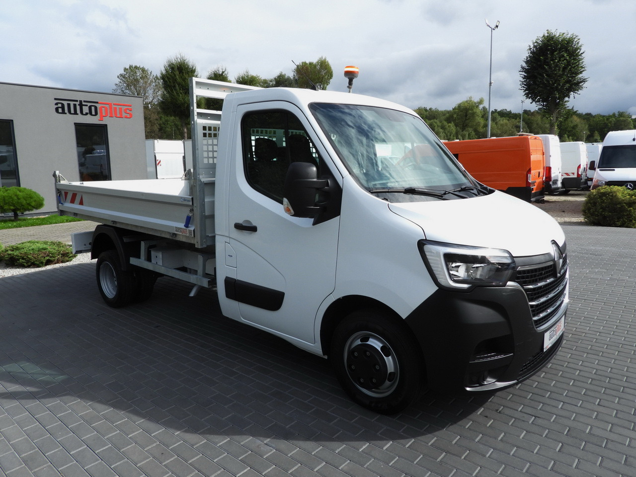 RENAULT MASTER TIPPER CRUISE CONTROL LED LIGHTS TWIN WHEELS AIR CONDITIONING 130HP - Van jungkit: gambar 5 RENAULT MASTER TIPPER CRUISE CONTROL LED LIGHTS TWIN WHEELS AIR CONDITIONING 130HP - Van jungkit: gambar 5