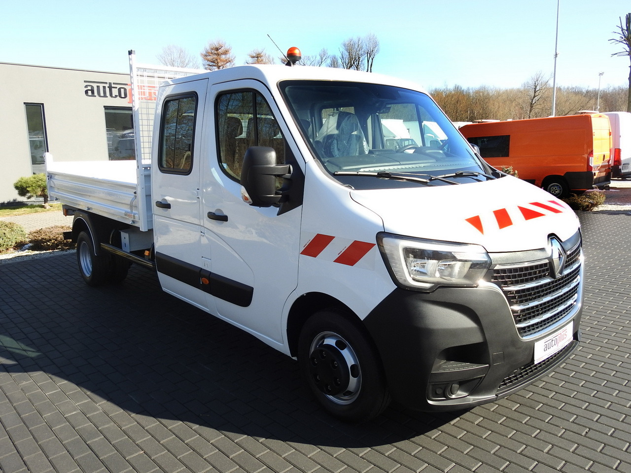 RENAULT MASTER TIPPER DOUBLE CABIN DOKA 6 SEATS CRUISE CONTROL AIR CONDITIONING LED LIGHTS TWIN WHEELS 130HP - Van jungkit: gambar 4 RENAULT MASTER TIPPER DOUBLE CABIN DOKA 6 SEATS CRUISE CONTROL AIR CONDITIONING LED LIGHTS TWIN WHEELS 130HP - Van jungkit: gambar 4