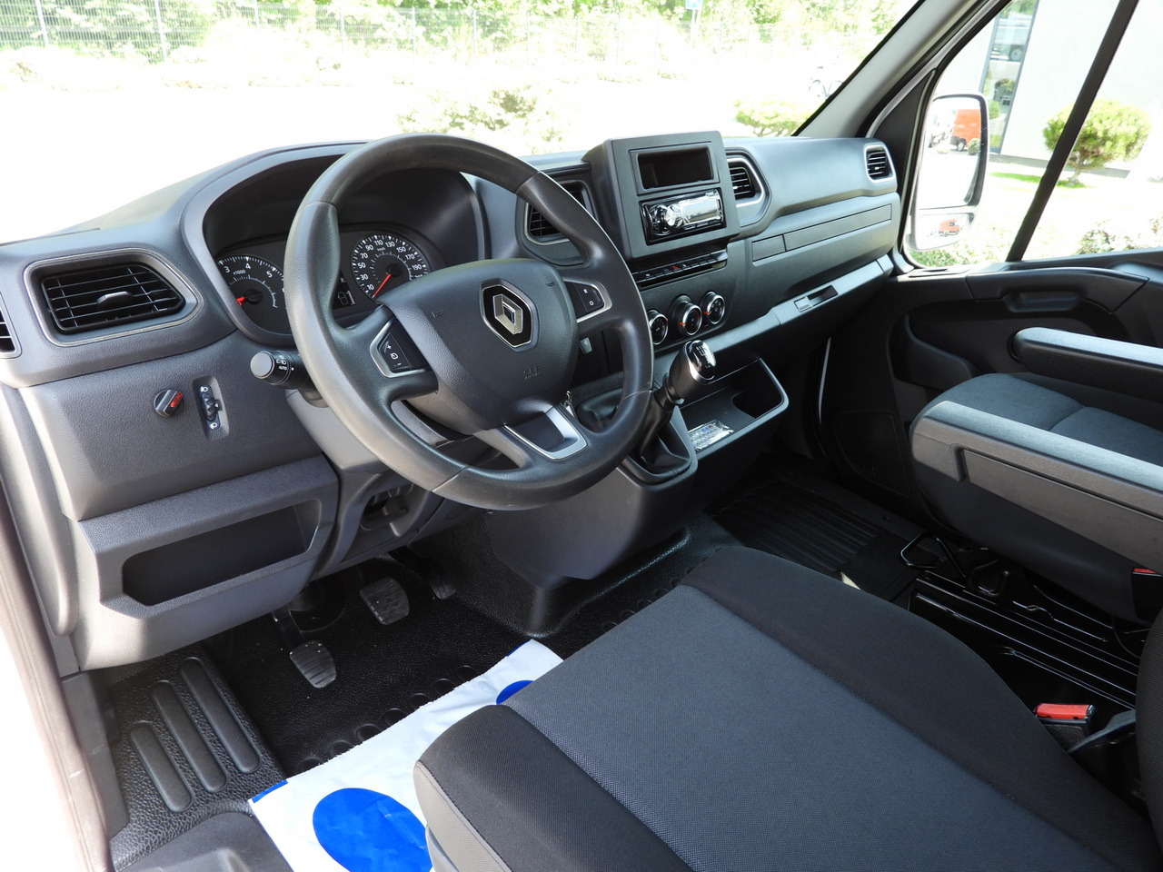 RENAULT MASTER TIPPER DOUBLE CABIN DOKA 6 SEATS CRUISE CONTROL LED LIGHTS TWIN WHEELS AIR CONDITIONING 130HP - Van jungkit: gambar 2 RENAULT MASTER TIPPER DOUBLE CABIN DOKA 6 SEATS CRUISE CONTROL LED LIGHTS TWIN WHEELS AIR CONDITIONING 130HP - Van jungkit: gambar 2