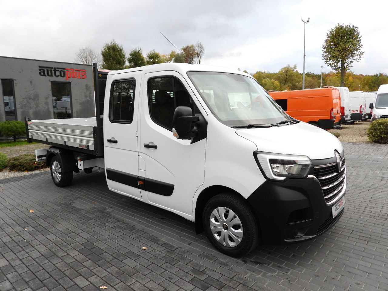 RENAULT MASTER TIPPER DOUBLE CABIN DOKA 7 SEATS CRUISE CONTROL NAVIGATION LED LIGHTS AIR CONDITIONING 145HP - Van jungkit: gambar 4 RENAULT MASTER TIPPER DOUBLE CABIN DOKA 7 SEATS CRUISE CONTROL NAVIGATION LED LIGHTS AIR CONDITIONING 145HP - Van jungkit: gambar 4