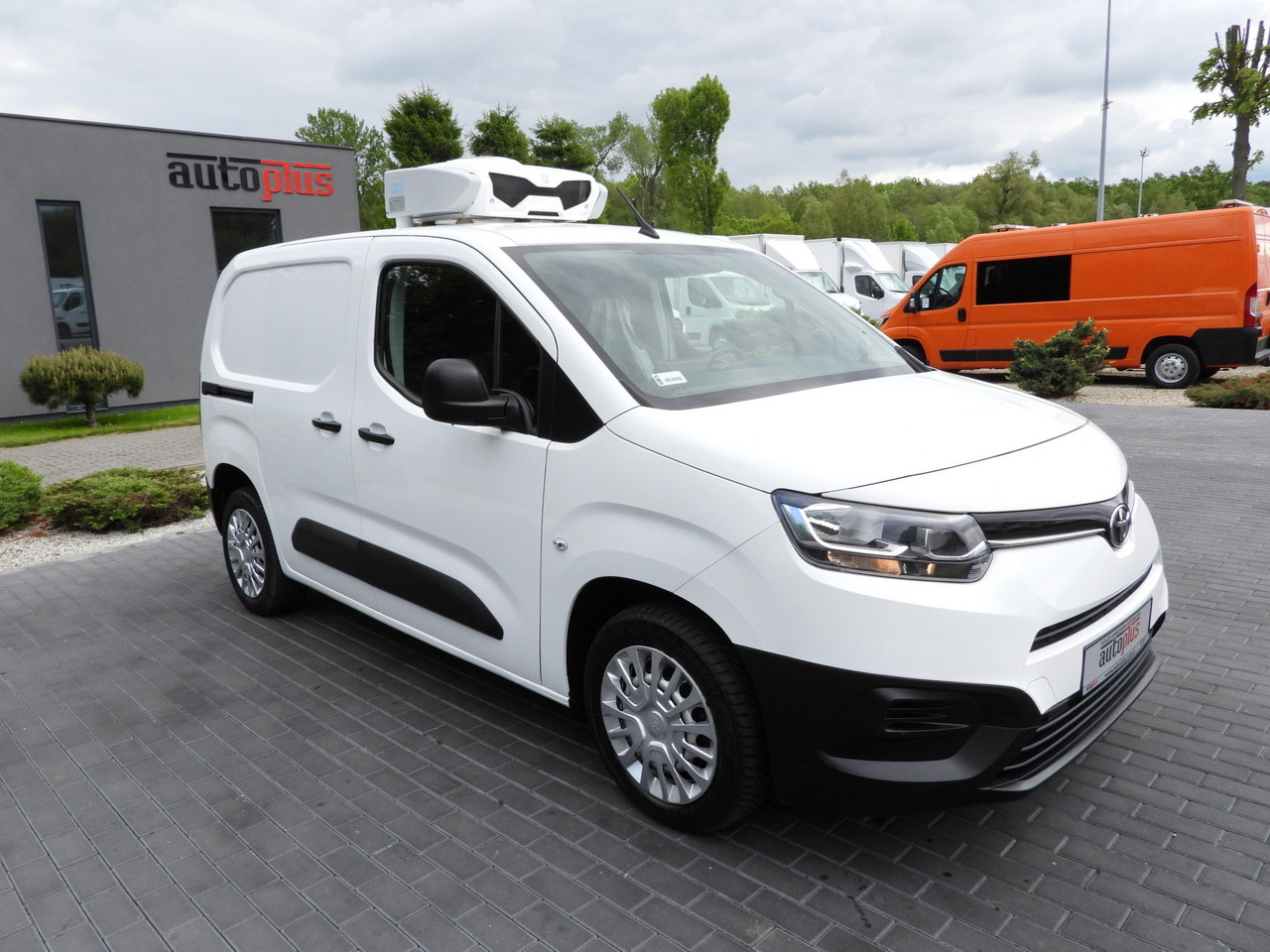 TOYOTA PROACE CITY  REFRIGERATOR VAN -15*C POWER SUPPLY 230V CRUISE CONTROL AIR CONDITIONING  100HP - Van berpendingin: gambar 4 TOYOTA PROACE CITY  REFRIGERATOR VAN -15*C POWER SUPPLY 230V CRUISE CONTROL AIR CONDITIONING  100HP - Van berpendingin: gambar 4