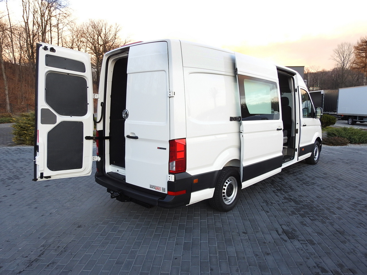 VOLKSWAGEN CRAFTER 4X4 4MOTION BOX DELIVERY VAN 7 SEATS AIR CONDITIONING  140HP - Van panel: gambar 3 VOLKSWAGEN CRAFTER 4X4 4MOTION BOX DELIVERY VAN 7 SEATS AIR CONDITIONING  140HP - Van panel: gambar 3