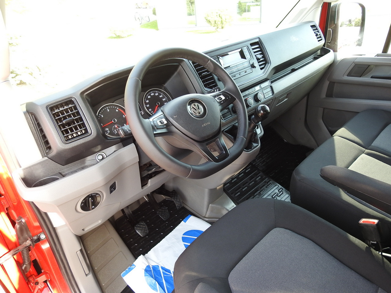 VOLKSWAGEN CRAFTER STAKE BODY DOUBLE CABIN DOKA 7 SEATS AIR CONDITIONING  140HP - Van kombi: gambar 2 VOLKSWAGEN CRAFTER STAKE BODY DOUBLE CABIN DOKA 7 SEATS AIR CONDITIONING  140HP - Van kombi: gambar 2