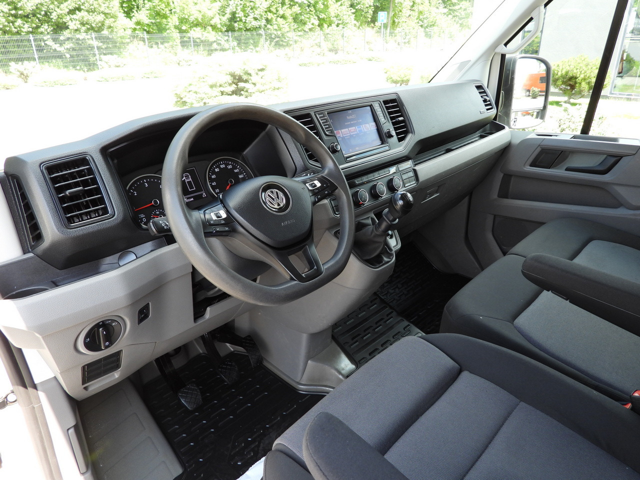 VOLKSWAGEN CRAFTER TIPPER CRUISE CONTROL TWIN WHEELS AIR CONDITIONING 180HP - Van jungkit: gambar 2 VOLKSWAGEN CRAFTER TIPPER CRUISE CONTROL TWIN WHEELS AIR CONDITIONING 180HP - Van jungkit: gambar 2